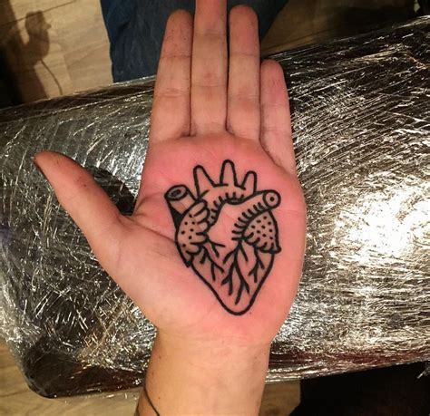 tatuaje de corazón en la mano